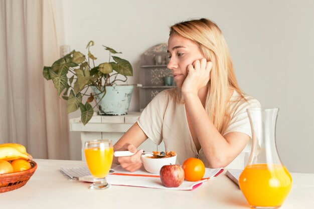 Chica tomando desayuno saludable