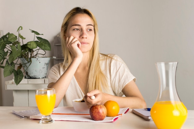 Chica tomando desayuno saludable