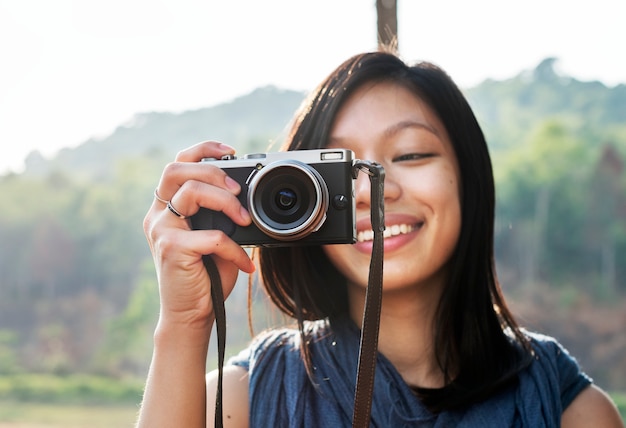 Chica tomando fotos al aire libre concepto