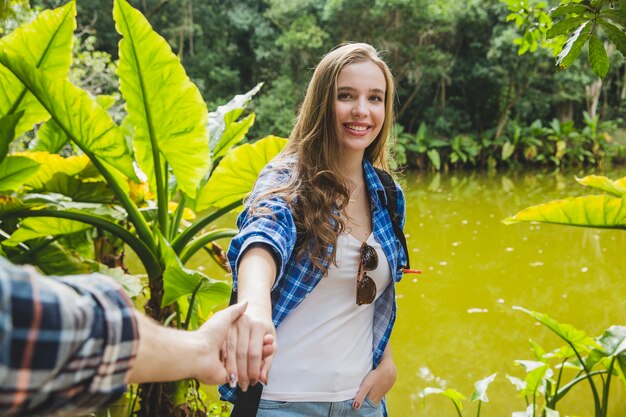 Chica tomando la mano del novio