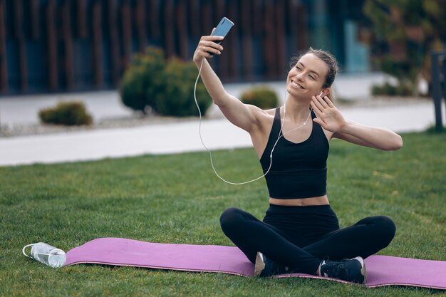 Chica tomando selfie en el parque