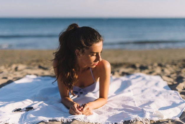 Foto gratuita chica tomando el sol en la playa