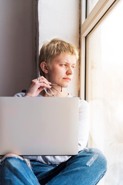 Foto gratuita chica trabajando con portátil gris