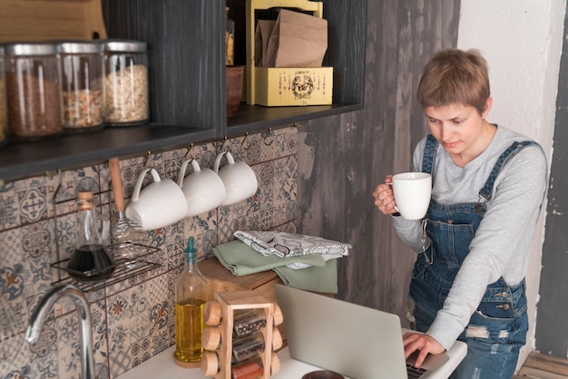 Chica trabajando con portátil gris