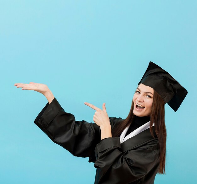 Chica en traje académico sonriendo