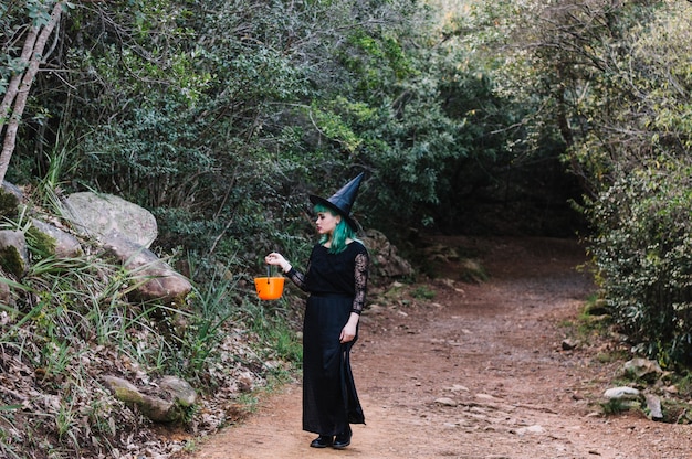 Chica en traje en el bosque