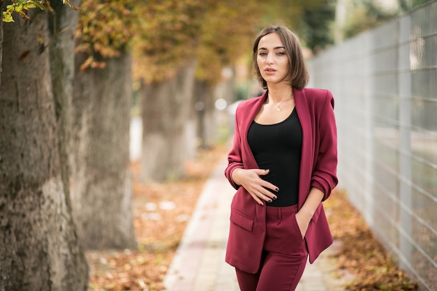 Chica en un traje