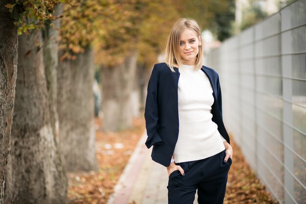 Chica en un traje