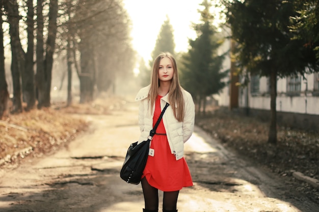 Chica tranquila con vestido rojo