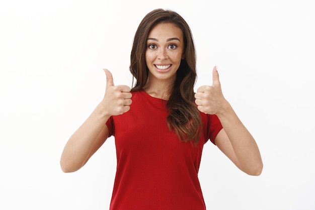 Chica tratando de alentar y levantar el espíritu de los amigos mostrando el pulgar hacia arriba de apoyo decir que lo estás haciendo muy bien apreciar un gran esfuerzo aprobar una idea increíble sonriendo en respuesta positiva como tu plan