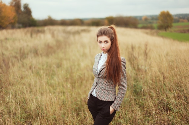 Chica triste con coleta al aire libre