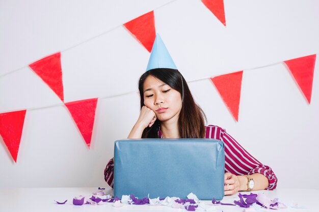 Chica triste de cumpleaños con caja de regalos