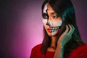 Foto gratuita chica triste con makeup y máscara de halloween