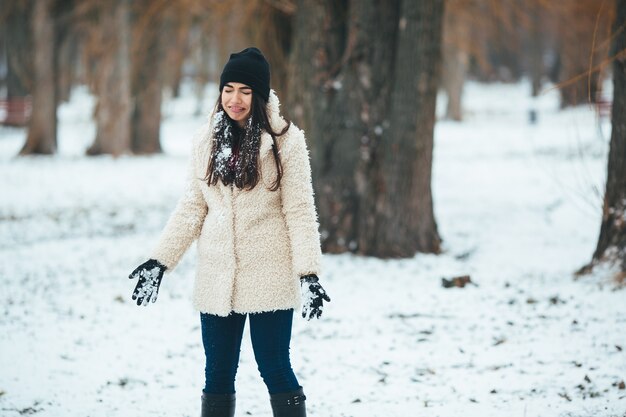 Chica triste con nieve en las manos y el pelo