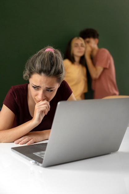 Chica triste de tiro medio con laptop