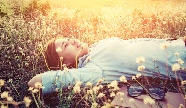 Foto gratuita chica tumbada en un campo