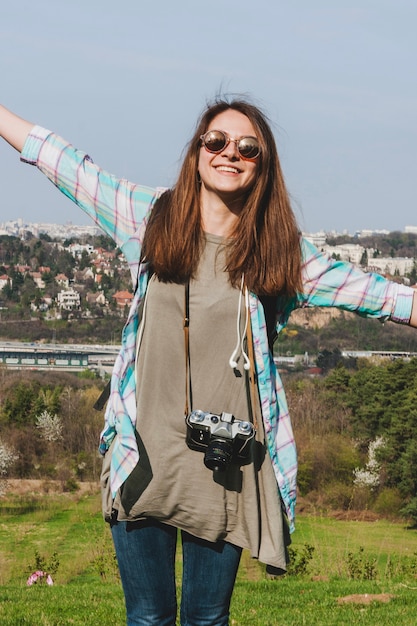 Foto gratuita chica turista estirando los brazos