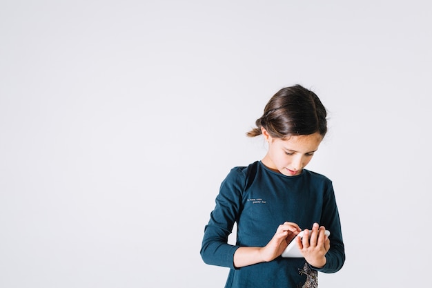 Chica usando teléfono inteligente