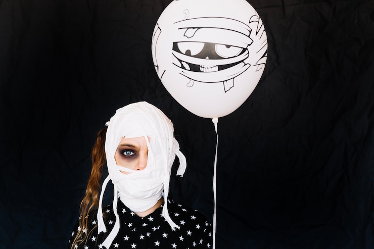 Foto gratuito chica con vendajes en la cara y el globo