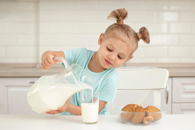 Chica vertiendo leche