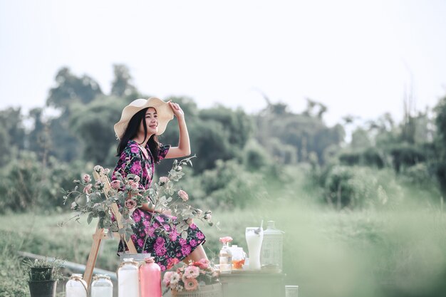 Chica con un vestido de flores en la naturaleza