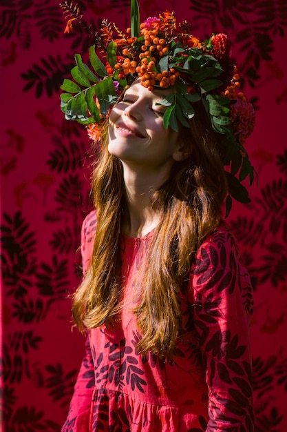 chica en un vestido de lino. Con una corona de flores en la cabeza.