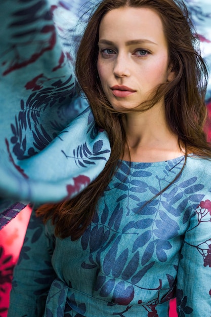 chica en un vestido de lino. Con una corona de flores en la cabeza.