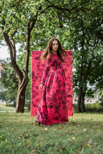 chica en un vestido de lino. Con una corona de flores en la cabeza.