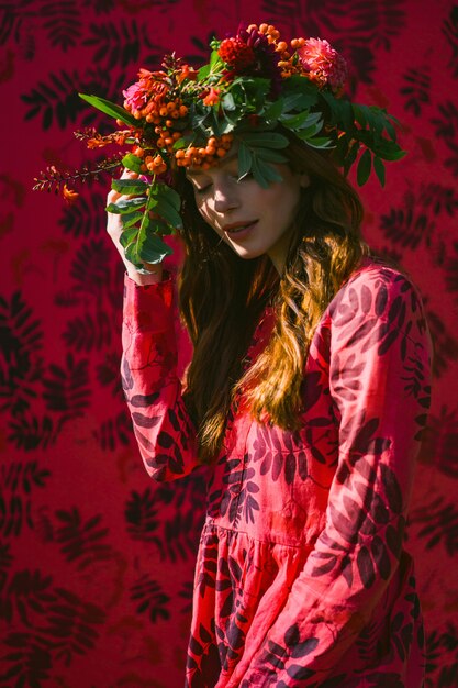 chica en un vestido de lino. Con una corona de flores en la cabeza.