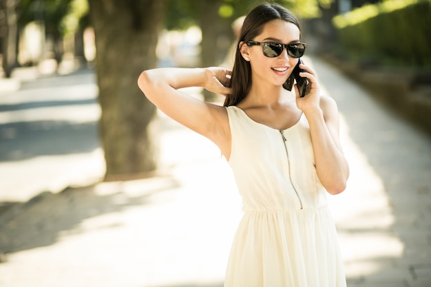 Chica en vestido con teléfono