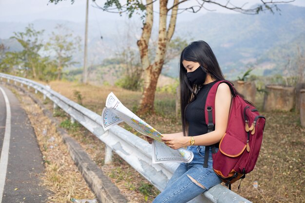 Chica viajera buscando la dirección correcta en el mapa