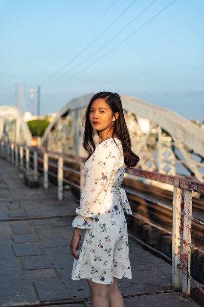 Chica vietnamita de pelo negro en un puente