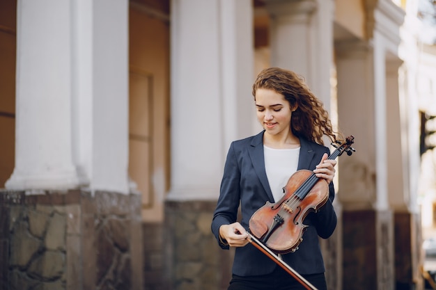 Foto gratuita chica con violín