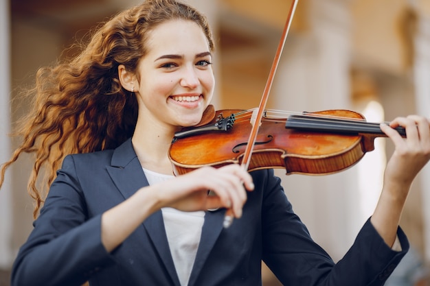 Foto gratuita chica con violín