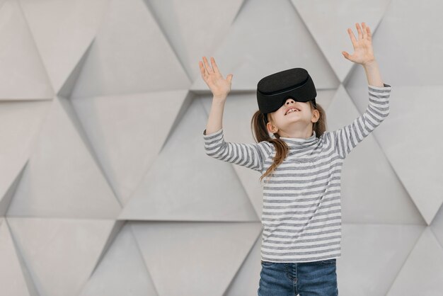 Chica con vista frontal de casco de realidad virtual