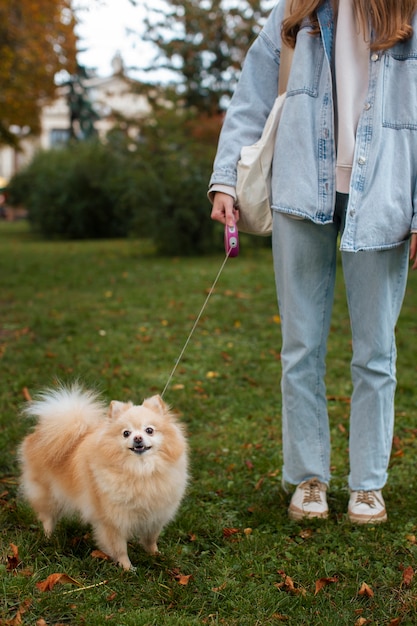 Chica de vista frontal con lindo perro al aire libre