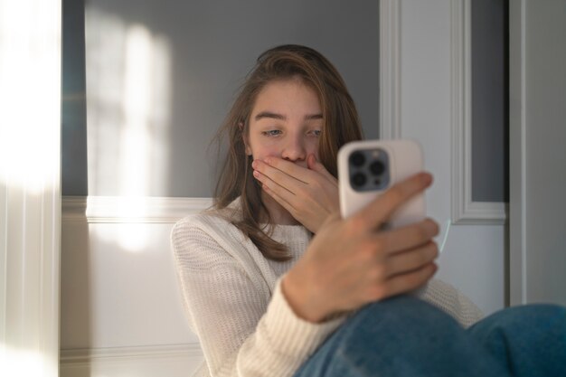 Chica de vista frontal siendo acosada cibernéticamente