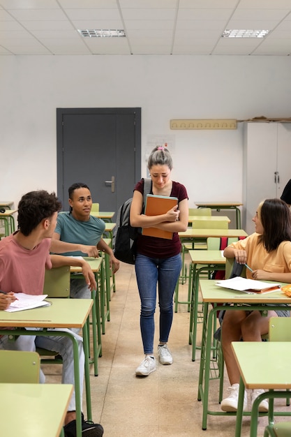 Foto gratuita chica de vista frontal siendo acosada en la escuela