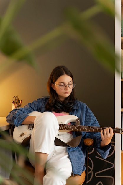 Chica de vista frontal tocando la guitarra