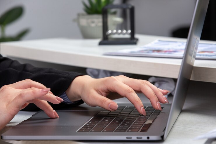 Foto gratuito una chica de vista frontal usando una computadora portátil frente a la mesa con horarios y gráficos y usando una actividad comercial de trabajo con una computadora