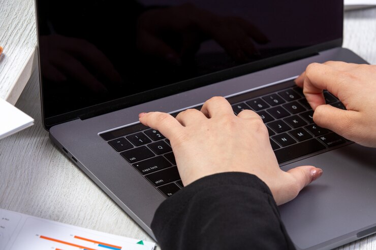 Foto gratuito una chica de vista frontal usando una computadora portátil frente a la mesa usando una actividad comercial