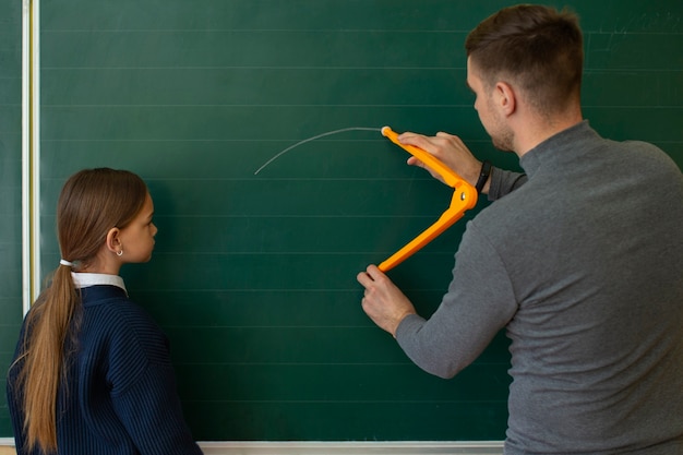 Foto gratuita chica de vista lateral aprendiendo matemáticas en la escuela