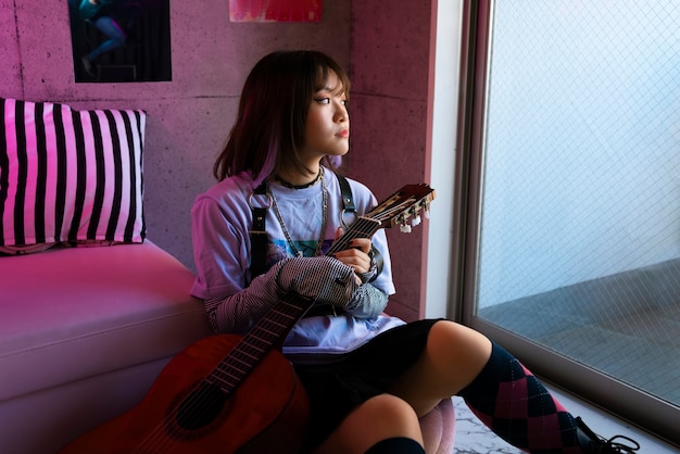 Chica de vista lateral con guitarra