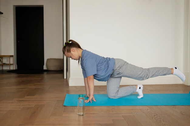 Foto gratuita chica de vista lateral haciendo poses de yoga