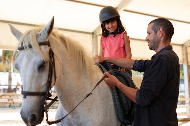 Foto gratuita chica de vista lateral con un hermoso caballo