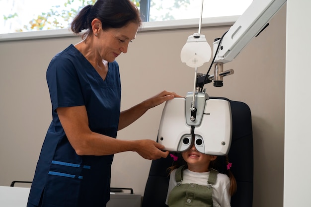 Foto gratuita chica de vista lateral revisando sus ojos