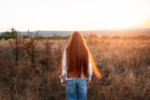 Foto gratuita chica de vista trasera posando en la naturaleza