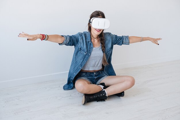 Chica voladora mientras usa gafas VR