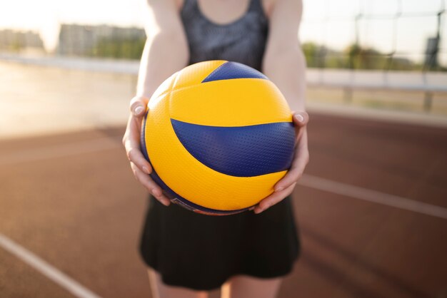 Chica con voleibol