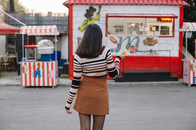 Foto gratuita chica yendo a food truck